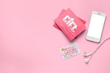 Arkaplanda hediye kartı ve cep telefonu