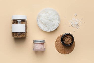 Renk arkaplanında vücut fırçası kavanozları olan kompozisyon