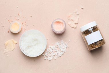 Renk arkaplanında vücut fırçası kavanozları olan kompozisyon