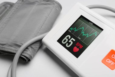 Işık arkaplanındaki modern sfenometre