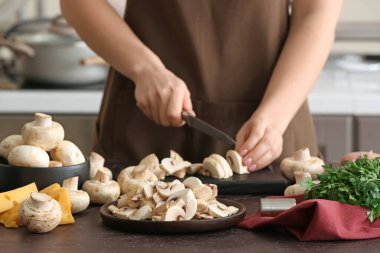 Kadın kesme mantar mutfak