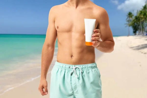 Hombre Joven Con Crema Protección Solar Balneario — Foto de Stock