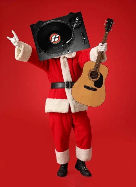 Cooler Weihnachtsmann Mit Plattenspieler Statt Kopf Auf Farbigem Hintergrund — Stockfoto
