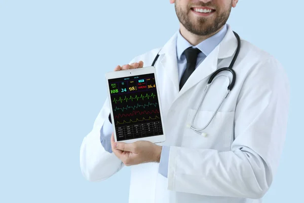 Male Doctor Heart Rate Monitor Screen Tablet Computer Color Background — Fotografia de Stock