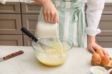 kadın mutfakta pasta hazırlanıyor