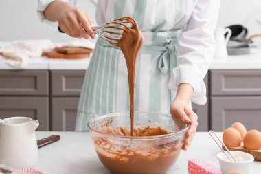 kadın mutfakta pasta hazırlanıyor