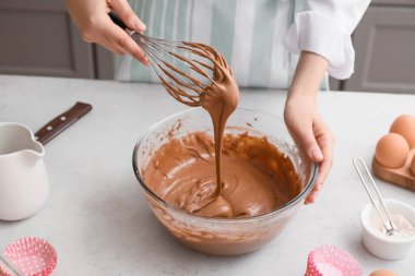 kadın mutfakta pasta hazırlanıyor