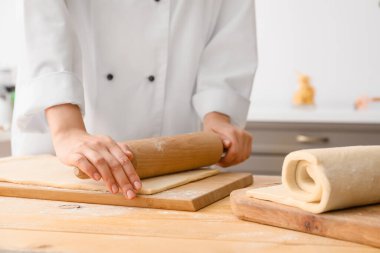 Kadın mutfakta para kazanıyor.