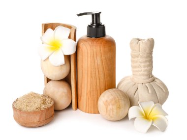 Beyaz arkaplanda güzel bir spa kompozisyonu