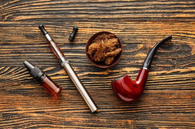 Ahşap arka planda sigara içmek için ayarlandı