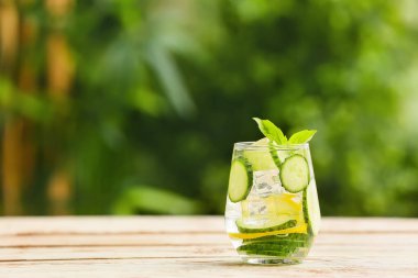 Dışarıdaki masada bir bardak salatalık limonatası.