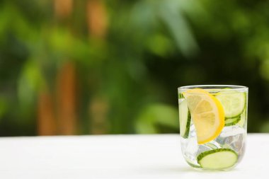 Dışarıdaki masada bir bardak salatalık limonatası.