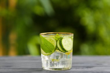 Dışarıdaki masada bir bardak salatalık limonatası.