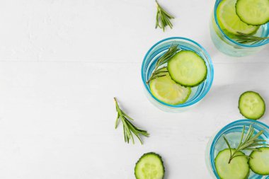 Hafif ahşap arka planda salatalıklı limonata.