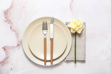 Renk arkaplanında narsisus çiçeği olan güzel masa ayarları