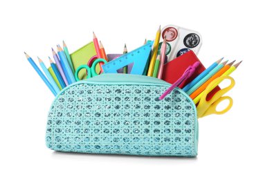 Beyaz arkaplanda kırtasiye malzemesi olan kalem kutusu