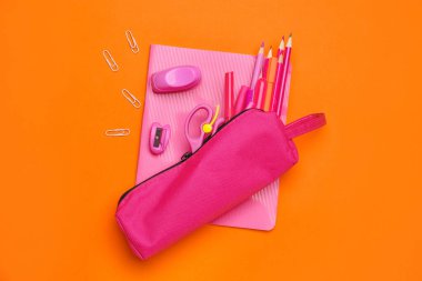 Renk arkaplanında kırtasiye malzemesi olan kalem kutusu