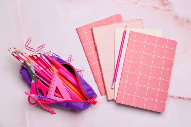 Işık arkaplan üzerinde kırtasiye malzemesi olan kalem kutusu