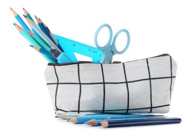 Beyaz arkaplanda kırtasiye malzemesi olan kalem kutusu