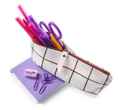 Beyaz arkaplanda kırtasiye malzemesi olan kalem kutusu