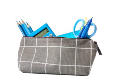 Beyaz arkaplanda kırtasiye malzemesi olan kalem kutusu