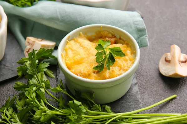 Ramekin Con Sabrosa Juliana Ingredientes Sobre Fondo Oscuro Primer Plano — Foto de Stock