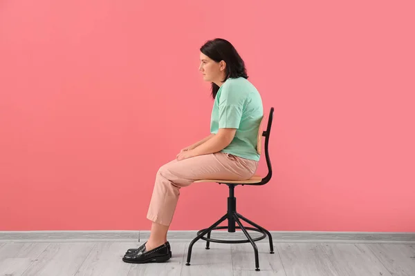 Femme Avec Une Mauvaise Posture Assise Sur Une Chaise Près — Photo