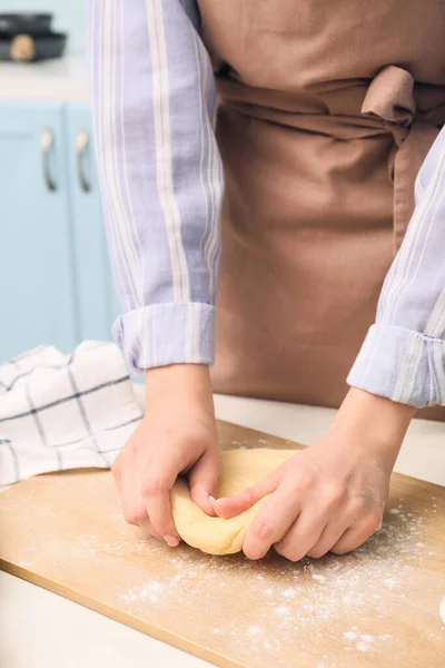 Mujer Amasando Masa Bordo Cocina —  Fotos de Stock