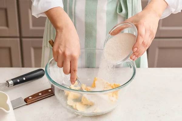 Kadın Mutfakta Pasta Hazırlanıyor — Stok fotoğraf