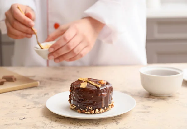 Woman Cooking Chocolate Cake Kitchen — Stock Photo, Image