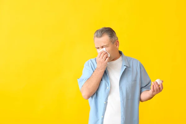 Старший Мужчина Пищевой Аллергией Цветном Фоне — стоковое фото