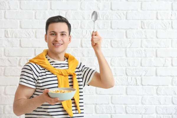 Jongeman Kom Met Cornflakes Bakstenen Achtergrond — Stockfoto