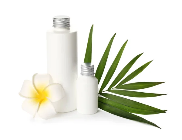 Botellas Productos Cosméticos Flores Hojas Palma Sobre Fondo Blanco —  Fotos de Stock
