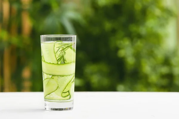 Glas Gurkenlimonade Auf Dem Tisch Freien — Stockfoto