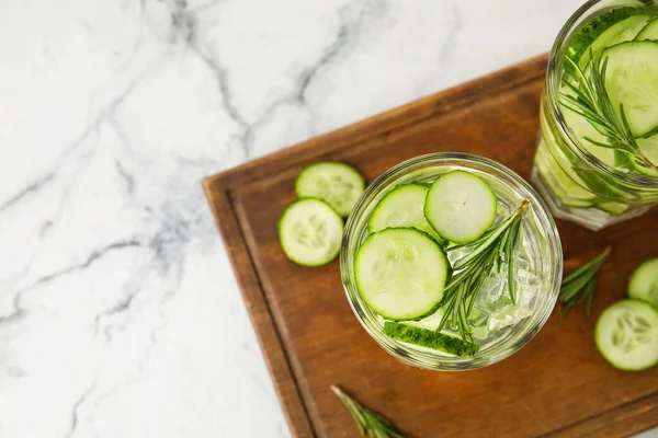 Gafas Con Limonada Pepino Sobre Fondo Claro —  Fotos de Stock