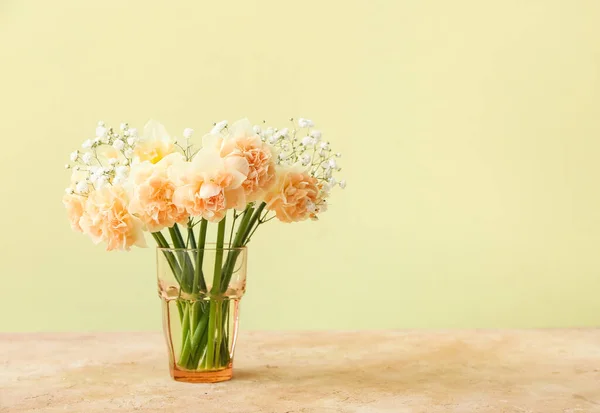 Florero Con Flores Narcisas Sobre Fondo Color — Foto de Stock