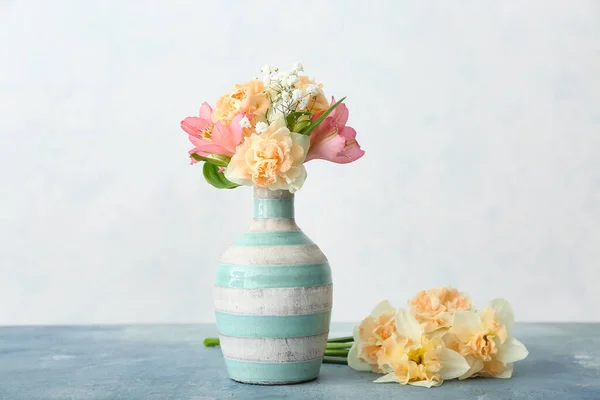 Vaso Com Belas Flores Fundo Claro — Fotografia de Stock