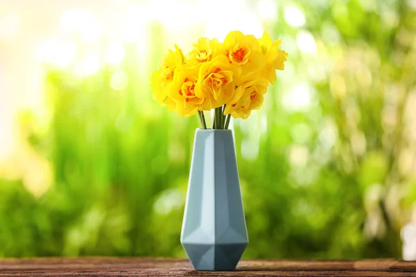 Vase Narcissus Flowers Table Outdoors — Stock Photo, Image