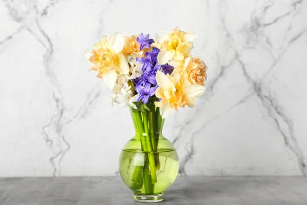光の背景に美しい花の花瓶 — ストック写真
