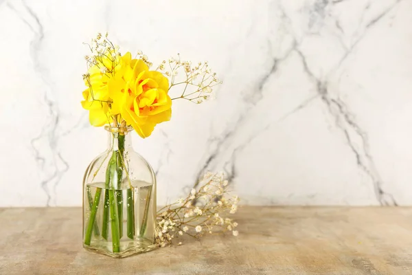 Florero Con Hermosas Flores Sobre Fondo Claro — Foto de Stock