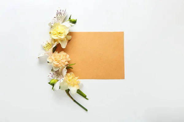 Όμορφα Λουλούδια Και Λευκή Κάρτα Στο Φως Φόντο — Φωτογραφία Αρχείου