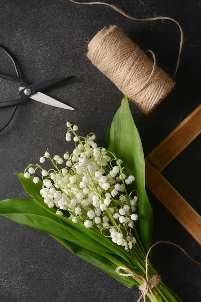 Vackra Liljekonvalj Blommor Och Rep Mörk Bakgrund — Stockfoto