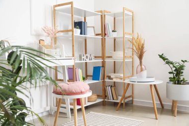 Raf üniteli modern odanın içi