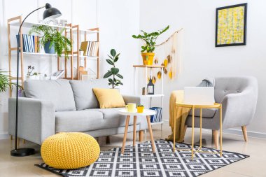 Rafları ve kanepesi olan modern oturma odasının içinde.