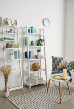 Raf üniteli modern odanın içi