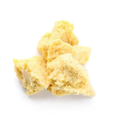 Beyaz arkaplanda kakao yağı parçaları