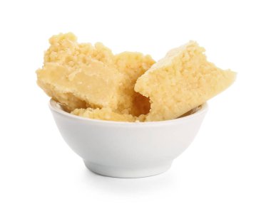 Beyaz arka planda kakao yağı olan bir kase