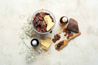 Hafif arka planda kakao yağı, fasulye, çikolata ve temel yağ bileşimi