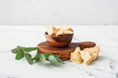 Kakao yağı ve okaliptüs arkaplanlı bir kase.