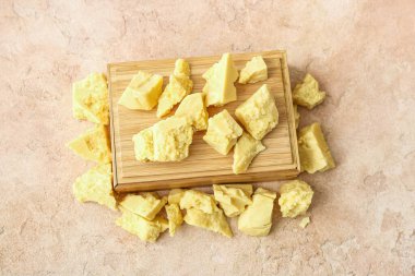 Renk arkaplanında kakao yağı olan kutu